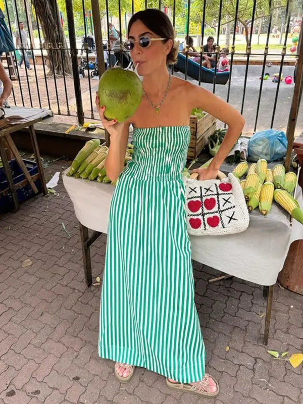 "Kvinnors ärmlös maxiklänning i vitt och grönt med tube top, perfekt för sommarens stranddagar och kvällar."