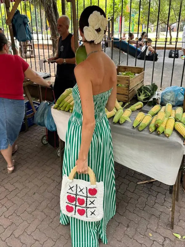 "Kvinnors ärmlös maxiklänning i vitt och grönt med tube top, perfekt för sommarens stranddagar och kvällar."