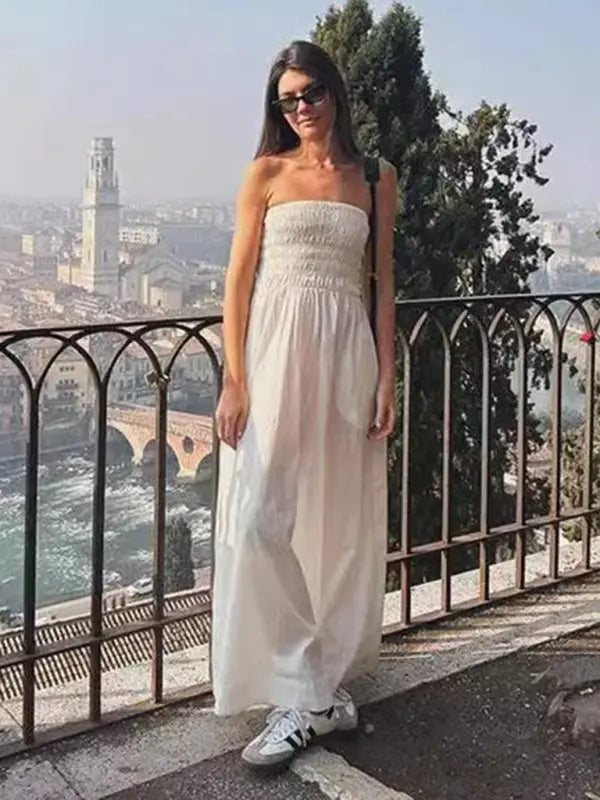 "Kvinnors ärmlös maxiklänning i vitt och grönt med tube top, perfekt för sommarens stranddagar och kvällar."