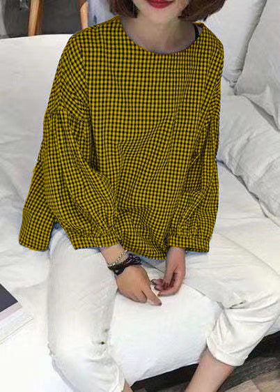 "Kvinnors rutig asymmetrisk blus i bomullsblandning, modern design, bekväm passform, perfekt för alla tillfällen."