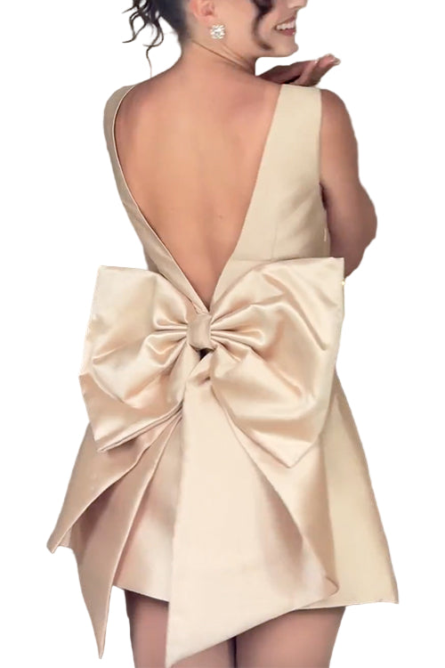 "Kvinnors rygglös mini klänning med elegant bågknut, ärmlös design i satin för fester, chic och modern stil."