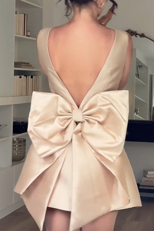 "Kvinnors rygglös mini klänning med elegant bågknut, ärmlös design i satin för fester, chic och modern stil."