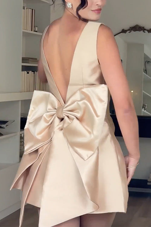 "Kvinnors rygglös mini klänning med elegant bågknut, ärmlös design i satin för fester, chic och modern stil."
