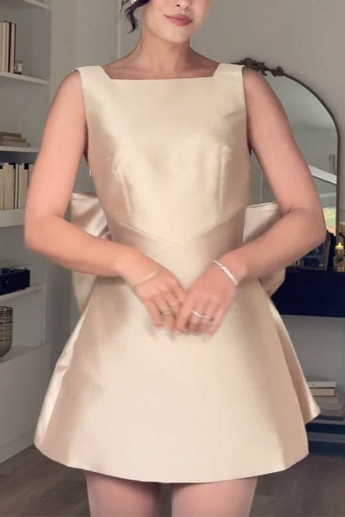 "Kvinnors rygglös mini klänning med elegant bågknut, ärmlös design i satin för fester, chic och modern stil."