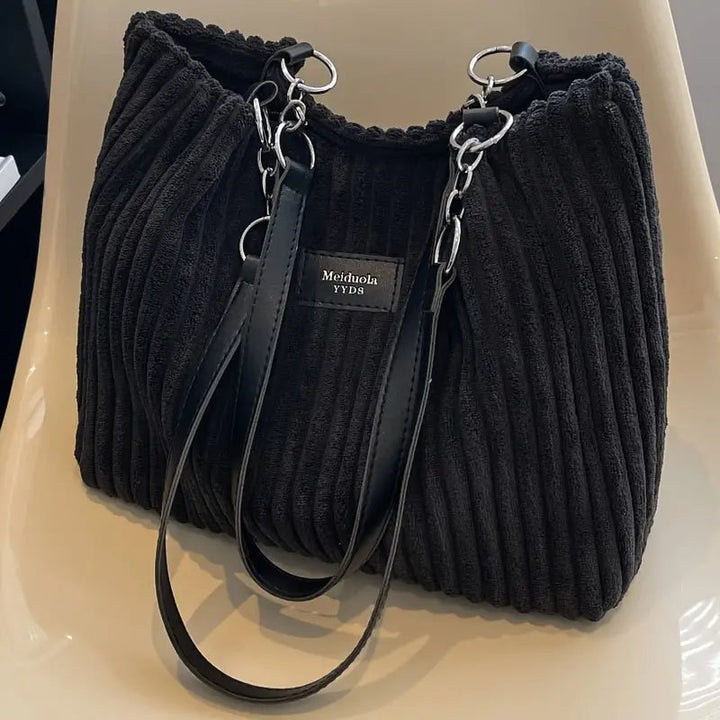 "Kvinnors rymlig corduroy handväska i mjuk beige med minimalistisk design och justerbar rem."