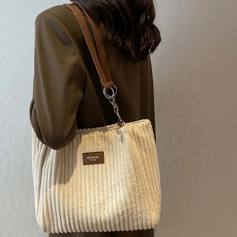"Kvinnors rymlig corduroy handväska i mjuk beige med minimalistisk design och justerbar rem."