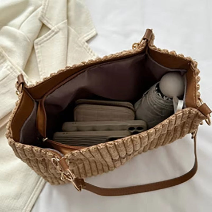 "Kvinnors rymlig corduroy handväska i mjuk beige med minimalistisk design och justerbar rem."