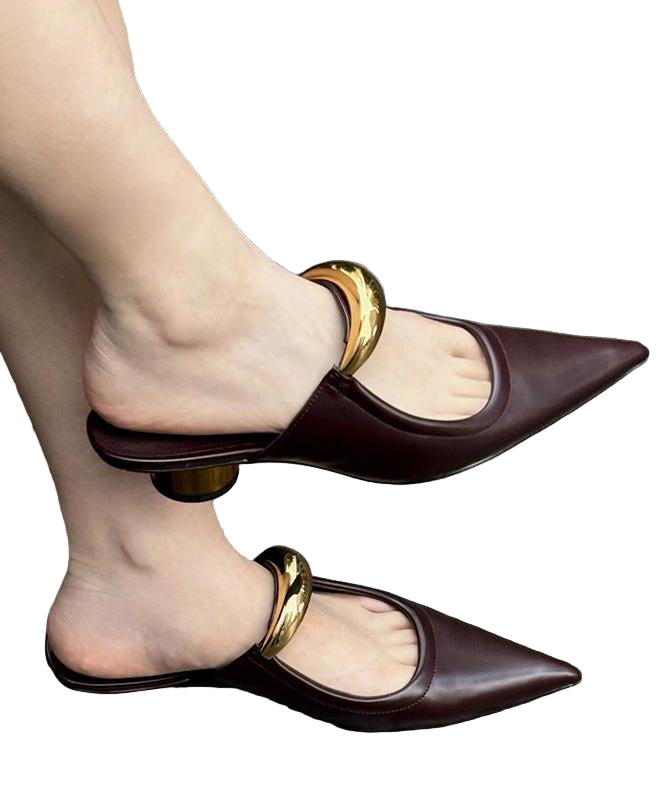"Kvinnors sandaler med spetsig tå i elegant fransk chokladfärg, chunky klack och vadderad innersula för komfort."