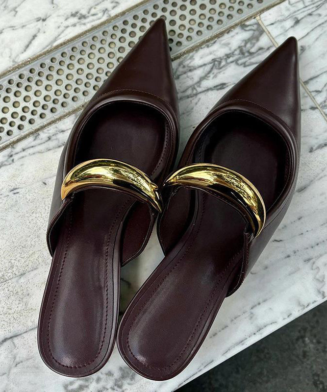 "Kvinnors sandaler med spetsig tå i elegant fransk chokladfärg, chunky klack och vadderad innersula för komfort."