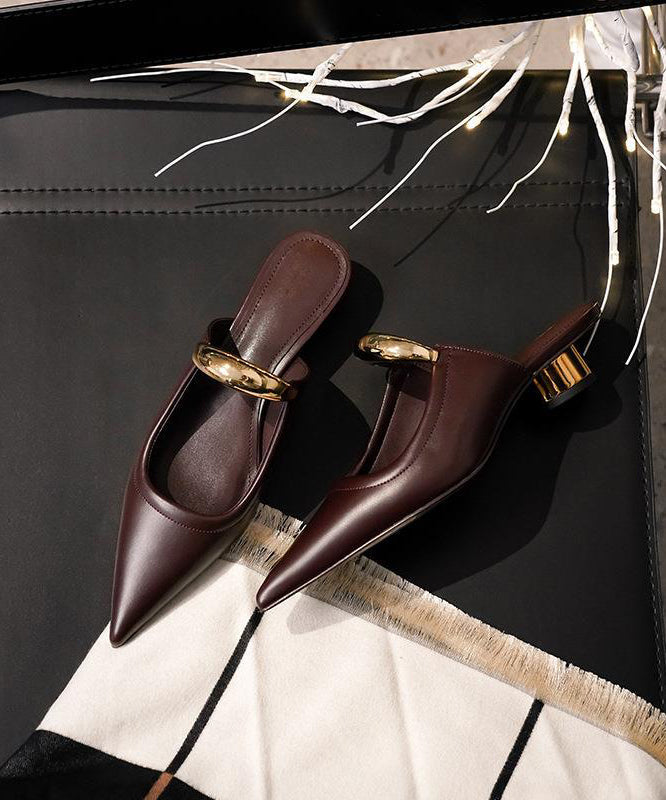 "Kvinnors sandaler med spetsig tå i elegant fransk chokladfärg, chunky klack och vadderad innersula för komfort."