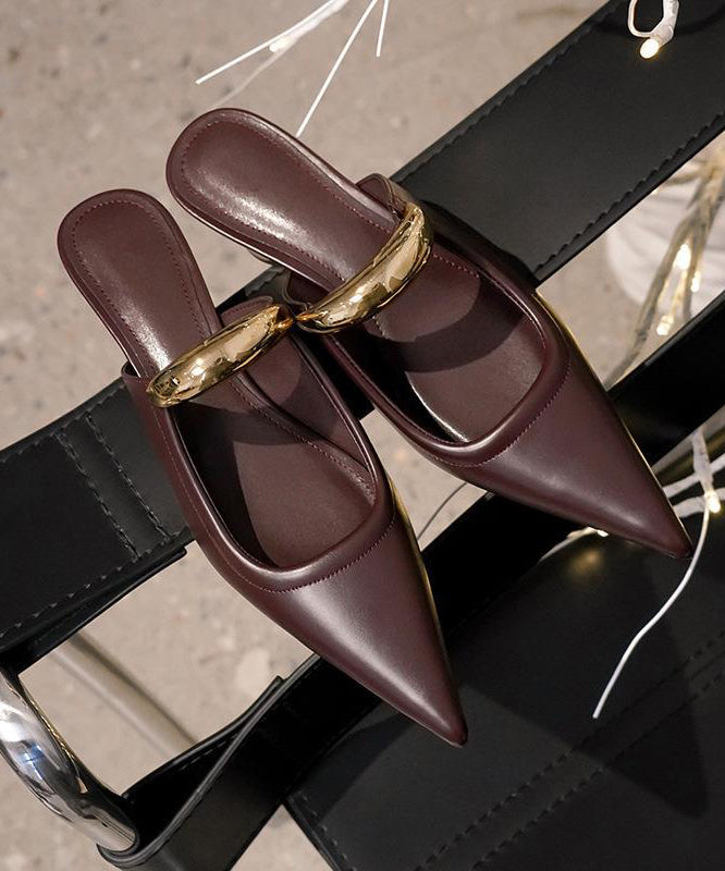 "Kvinnors sandaler med spetsig tå i elegant fransk chokladfärg, chunky klack och vadderad innersula för komfort."