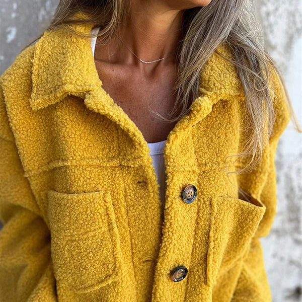 "Kvinnors sherpa-jacka med knäppning och stora fickor, mjuk plysch och elegant stil, idealisk för höst och vinter."
