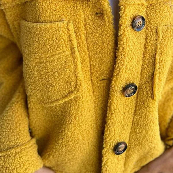 "Kvinnors sherpa-jacka med knäppning och stora fickor, mjuk plysch och elegant stil, idealisk för höst och vinter."