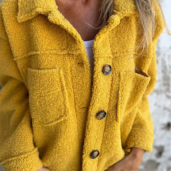 "Kvinnors sherpa-jacka med knäppning och stora fickor, mjuk plysch och elegant stil, idealisk för höst och vinter."