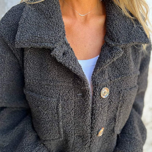 "Kvinnors sherpa-jacka med knäppning och stora fickor, mjuk plysch och elegant stil, idealisk för höst och vinter."