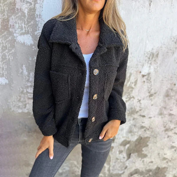 "Kvinnors sherpa-jacka med knäppning och stora fickor, mjuk plysch och elegant stil, idealisk för höst och vinter."
