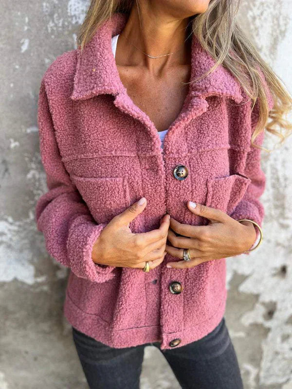 "Kvinnors sherpa-jacka med knäppning och stora fickor, mjuk plysch och elegant stil, idealisk för höst och vinter."