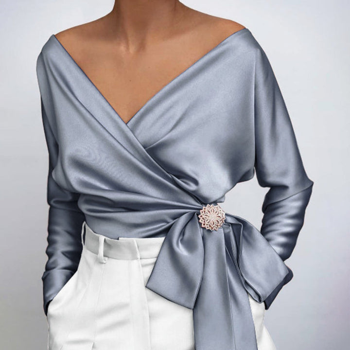"Kvinnors sidenblus med tidlös design, feminin siluett och mjuka färgtoner; elegant stil för alla tillfällen."