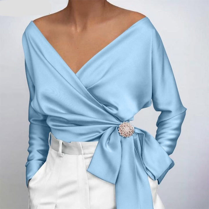 "Kvinnors sidenblus med tidlös design, feminin siluett och mjuka färgtoner; elegant stil för alla tillfällen."