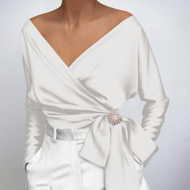 "Kvinnors sidenblus med tidlös design, feminin siluett och mjuka färgtoner; elegant stil för alla tillfällen."