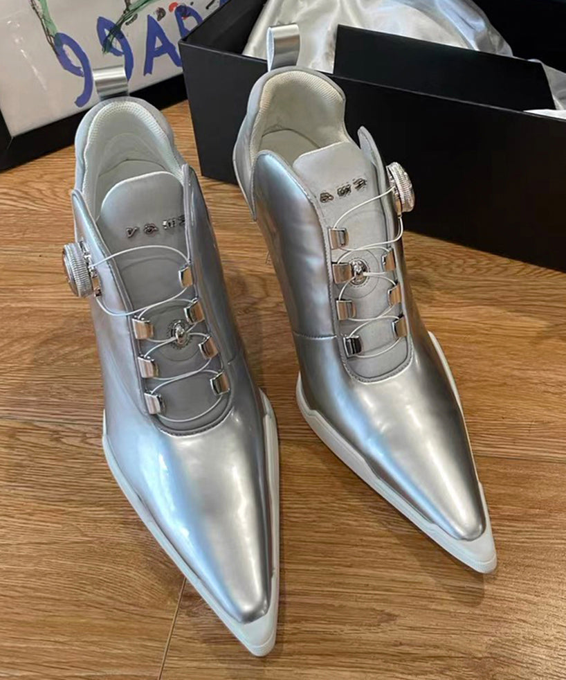 "Kvinnors silver högklackade stövlar, spetsig tå, elegant konstläder, stilren och chic design för speciella tillfällen"