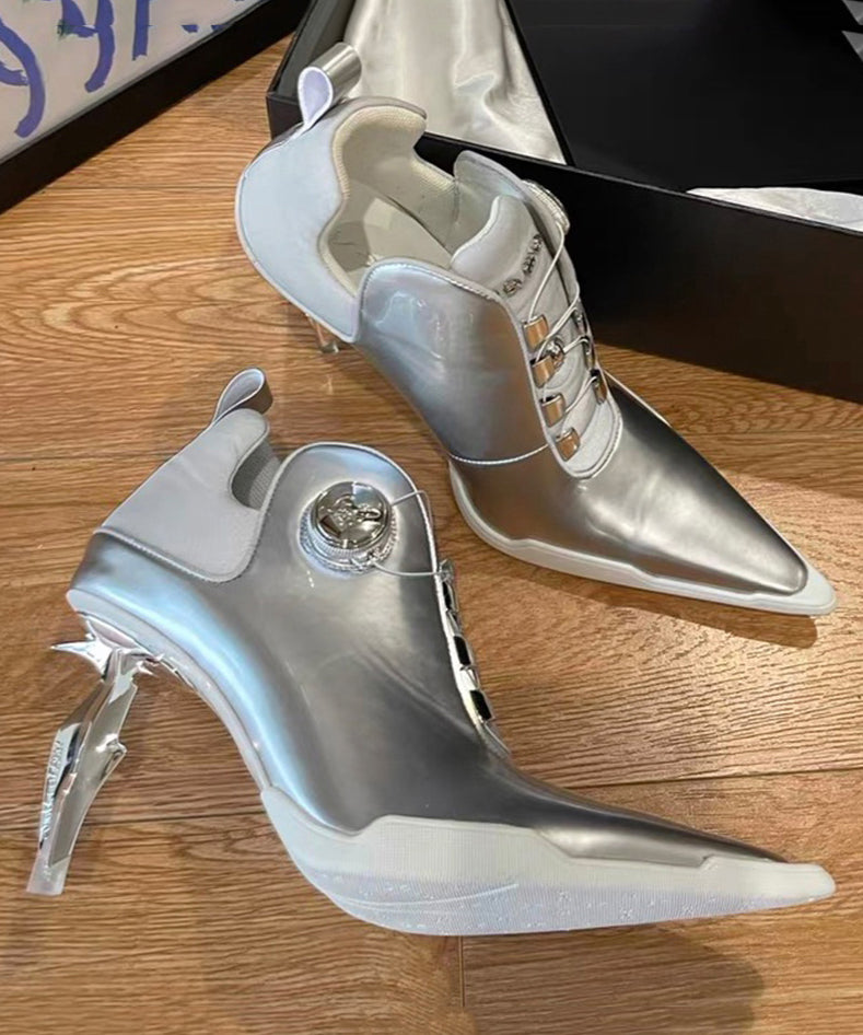 "Kvinnors silver högklackade stövlar, spetsig tå, elegant konstläder, stilren och chic design för speciella tillfällen"