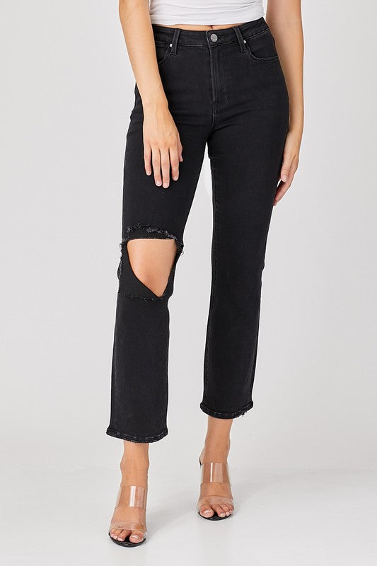 "Kvinnors slitna jeans i svart denim, avslappnad passform, framifrån, trendig distresserad design."