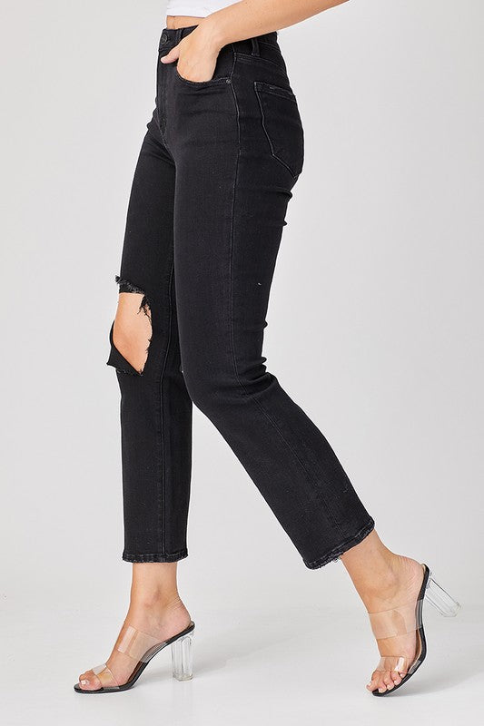 "Kvinnors slitna jeans i svart denim, avslappnad passform, framifrån, trendig distresserad design."