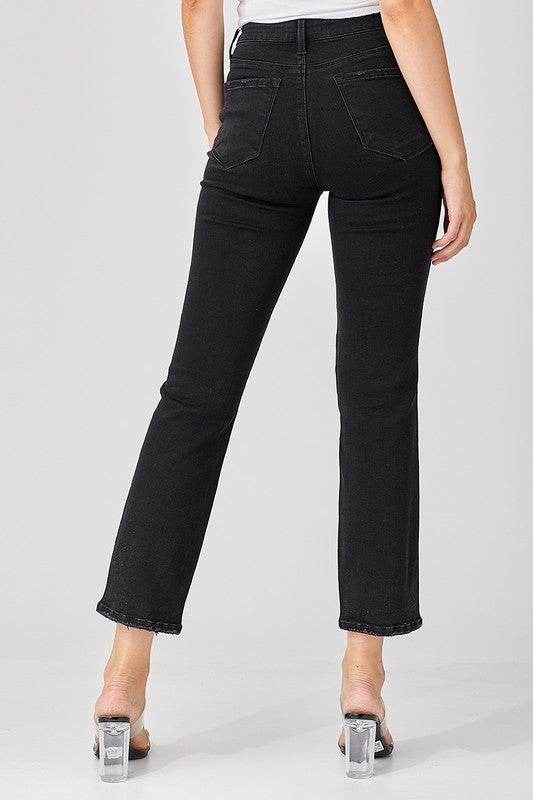"Kvinnors slitna jeans i svart denim, avslappnad passform, framifrån, trendig distresserad design."