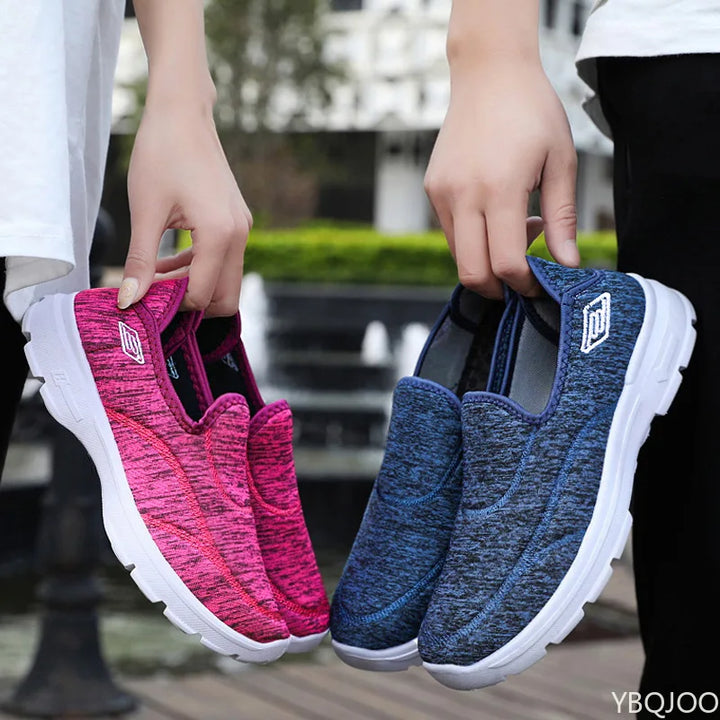 "Kvinnors sneakers i lätt textil med andningsbar design, flexibla detaljer och antisklid-sulor för daglig komfort."