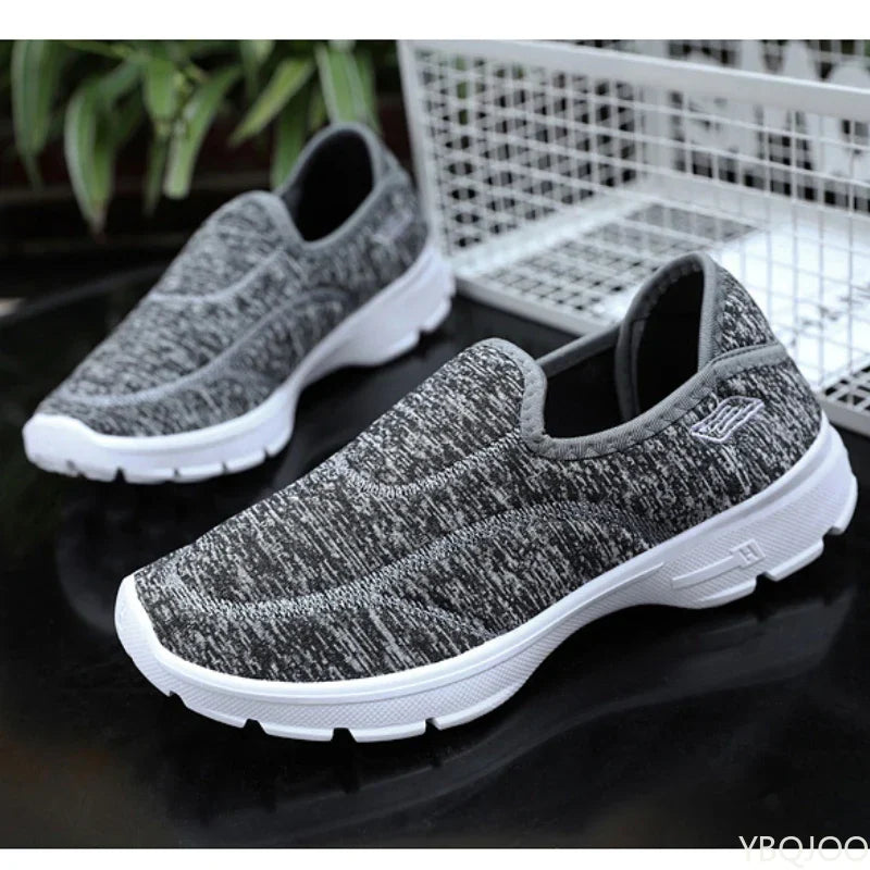 "Kvinnors sneakers i lätt textil med andningsbar design, flexibla detaljer och antisklid-sulor för daglig komfort."