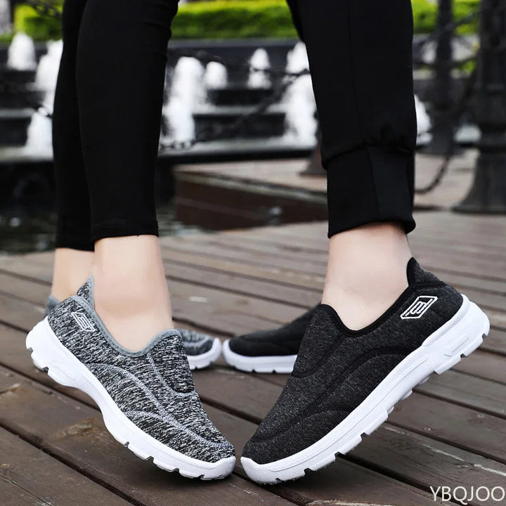"Kvinnors sneakers i lätt textil med andningsbar design, flexibla detaljer och antisklid-sulor för daglig komfort."
