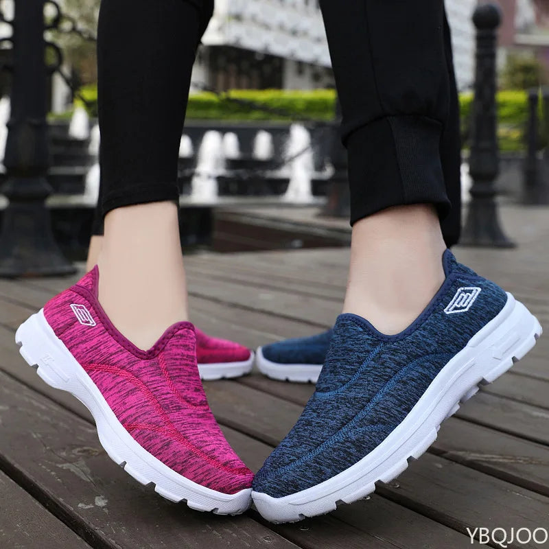 "Kvinnors sneakers i lätt textil med andningsbar design, flexibla detaljer och antisklid-sulor för daglig komfort."