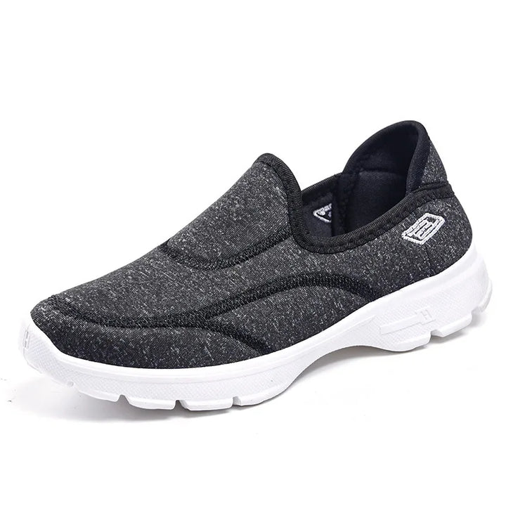 "Kvinnors sneakers i lätt textil med andningsbar design, flexibla detaljer och antisklid-sulor för daglig komfort."
