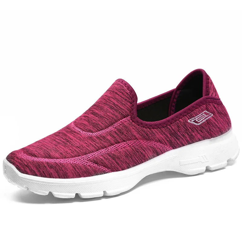 "Kvinnors sneakers i lätt textil med andningsbar design, flexibla detaljer och antisklid-sulor för daglig komfort."