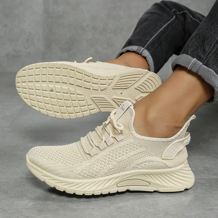 "Kvinnors sneakers med fly weaving, ljus och luftig design, idealisk för sommarmode och komfort i vardagen."
