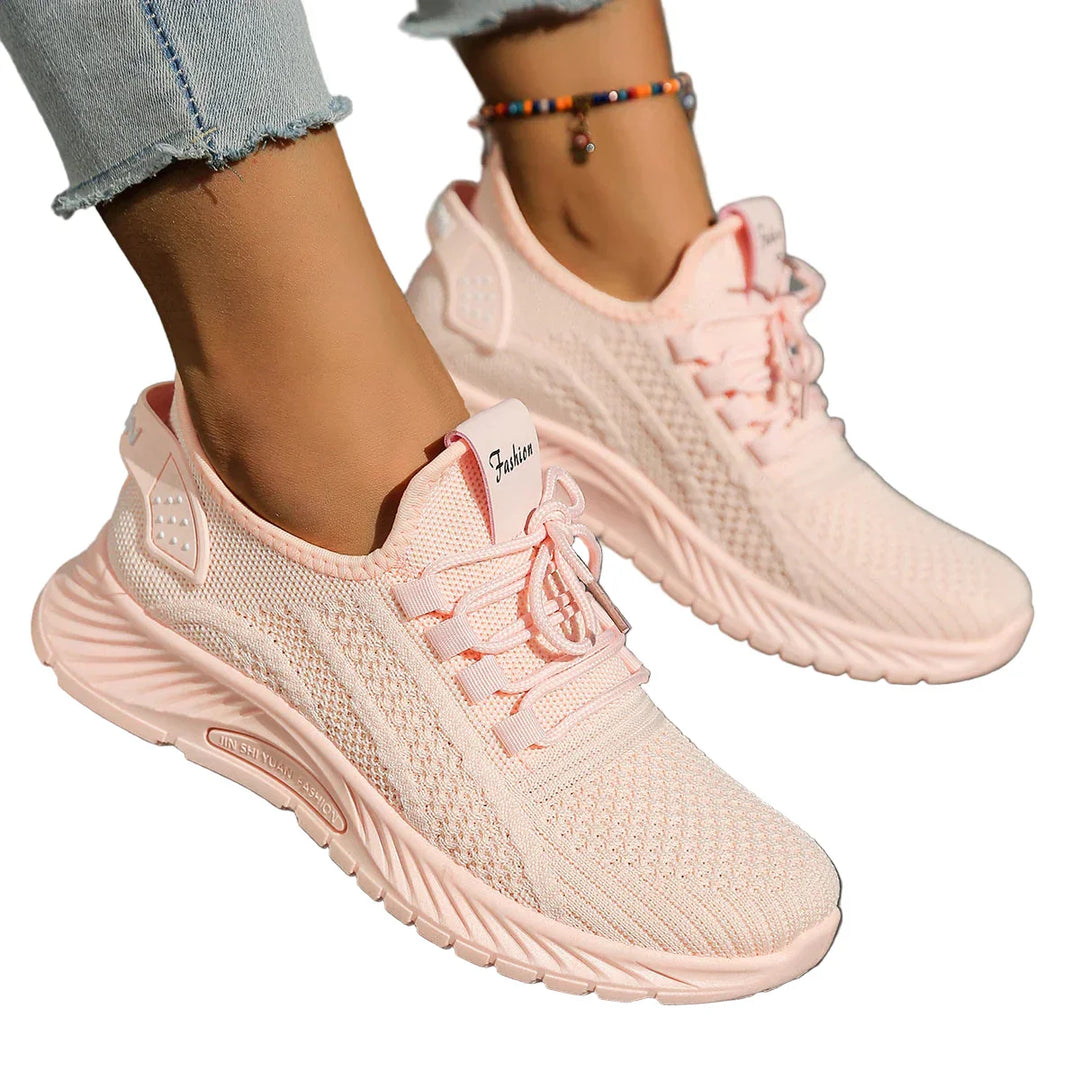 "Kvinnors sneakers med fly weaving, ljus och luftig design, idealisk för sommarmode och komfort i vardagen."