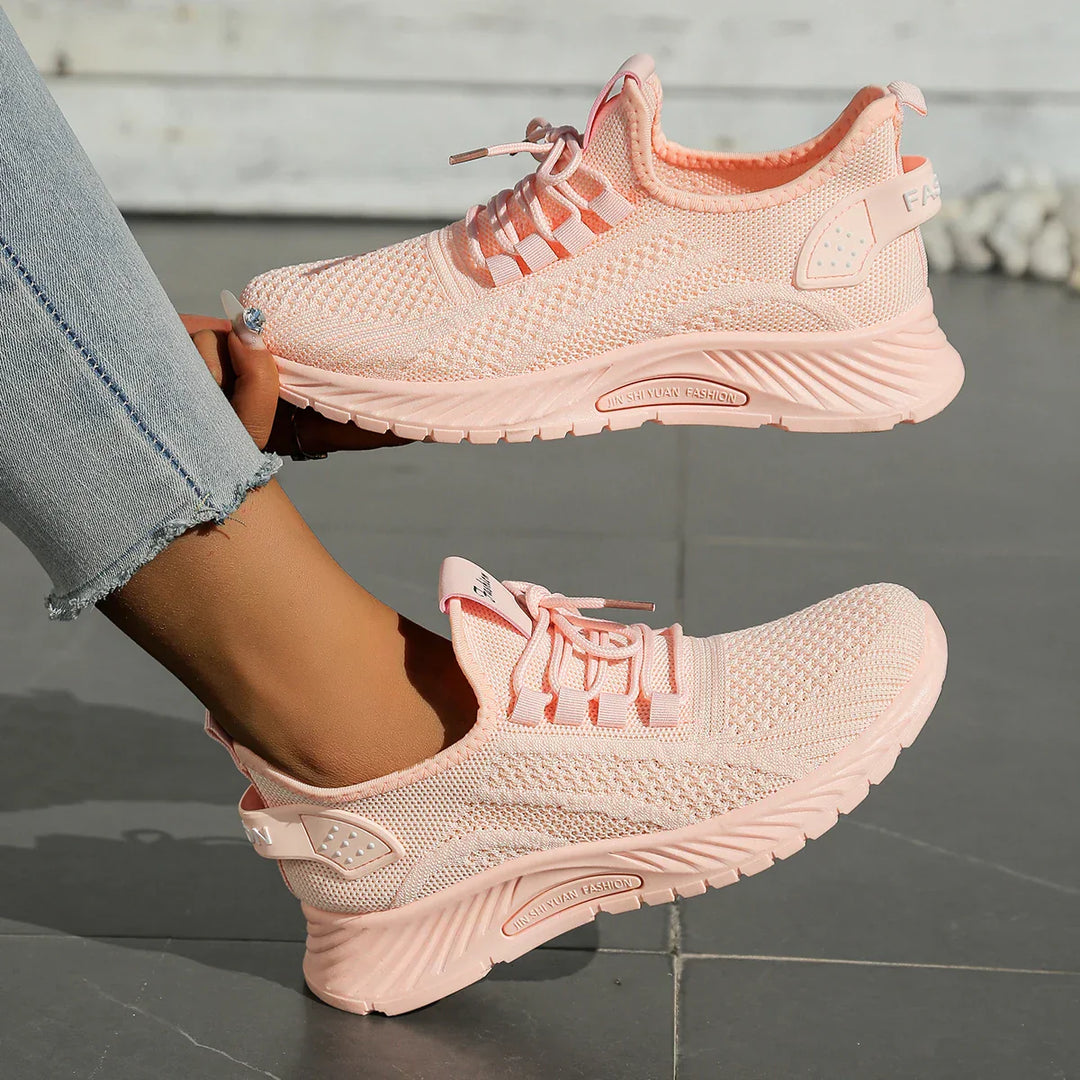 "Kvinnors sneakers med fly weaving, ljus och luftig design, idealisk för sommarmode och komfort i vardagen."