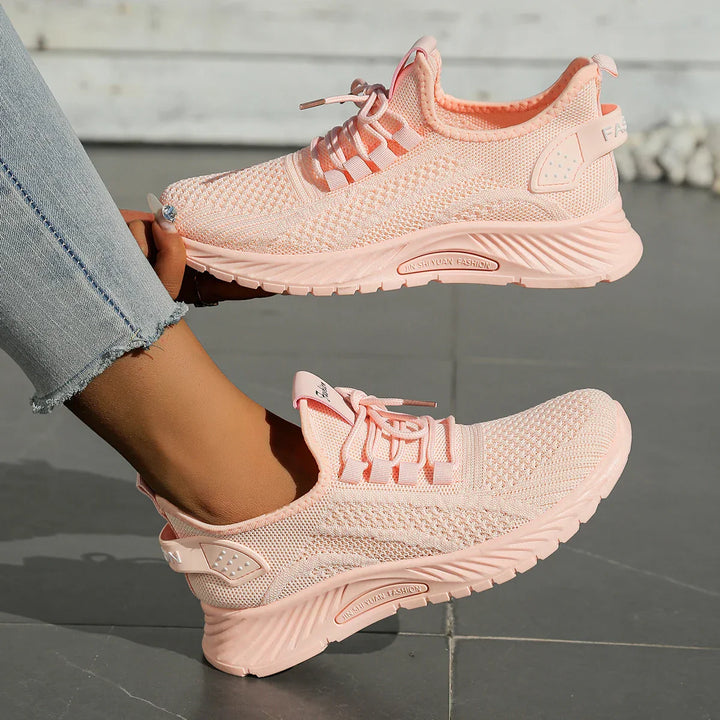 "Kvinnors sneakers med fly weaving, ljus och luftig design, idealisk för sommarmode och komfort i vardagen."