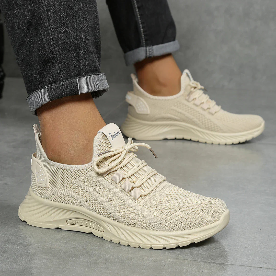"Kvinnors sneakers med fly weaving, ljus och luftig design, idealisk för sommarmode och komfort i vardagen."