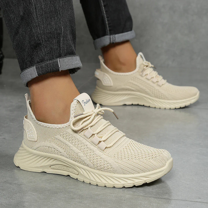 "Kvinnors sneakers med fly weaving, ljus och luftig design, idealisk för sommarmode och komfort i vardagen."