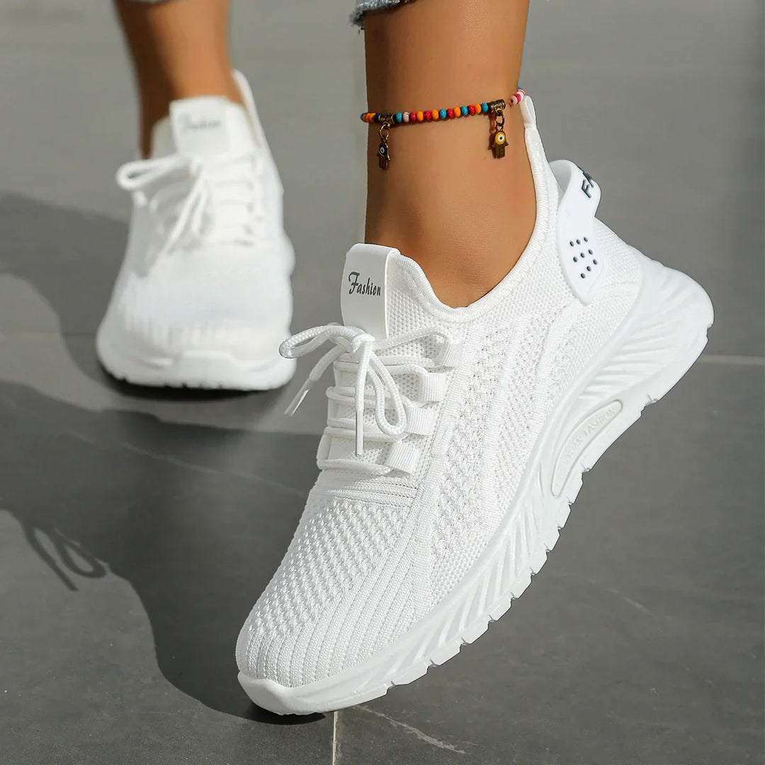 "Kvinnors sneakers med fly weaving, ljus och luftig design, idealisk för sommarmode och komfort i vardagen."