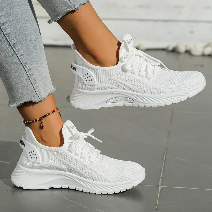 "Kvinnors sneakers med fly weaving, ljus och luftig design, idealisk för sommarmode och komfort i vardagen."