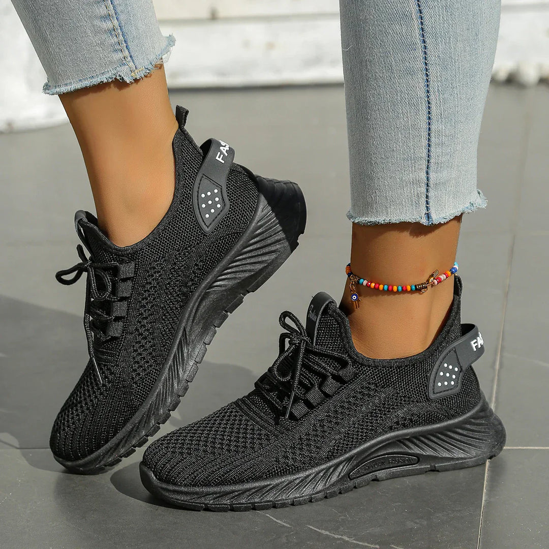 "Kvinnors sneakers med fly weaving, ljus och luftig design, idealisk för sommarmode och komfort i vardagen."