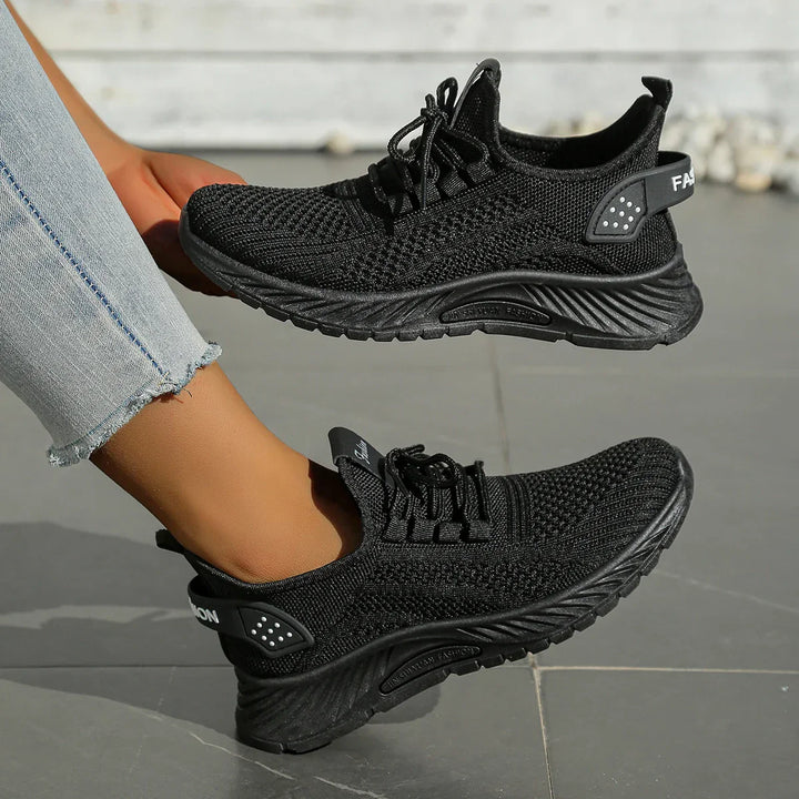 "Kvinnors sneakers med fly weaving, ljus och luftig design, idealisk för sommarmode och komfort i vardagen."