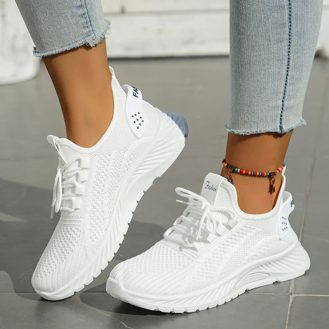 "Kvinnors sneakers med fly weaving, ljus och luftig design, idealisk för sommarmode och komfort i vardagen."
