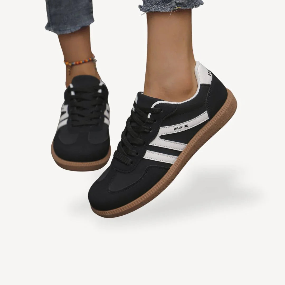 "Kvinnors sneakers med låg profil, elegant design med mjuka mockapaneler, perfekta för både stil och komfort."