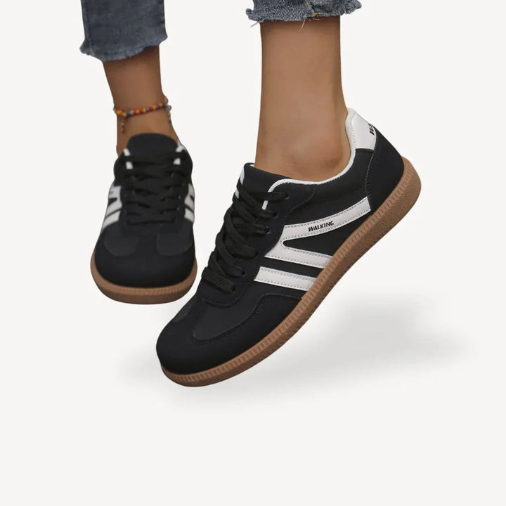 "Kvinnors sneakers med låg profil, elegant design med mjuka mockapaneler, perfekta för både stil och komfort."