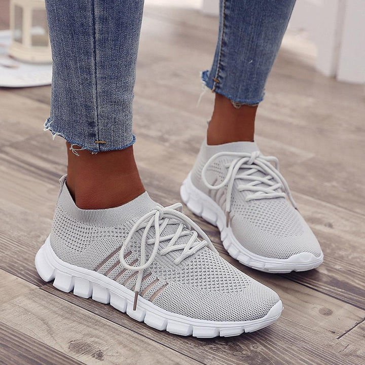 "Kvinnors sneakers med ortopedisk design, flexibel sula och bekväm passform, idealisk för daglig användning och stil."