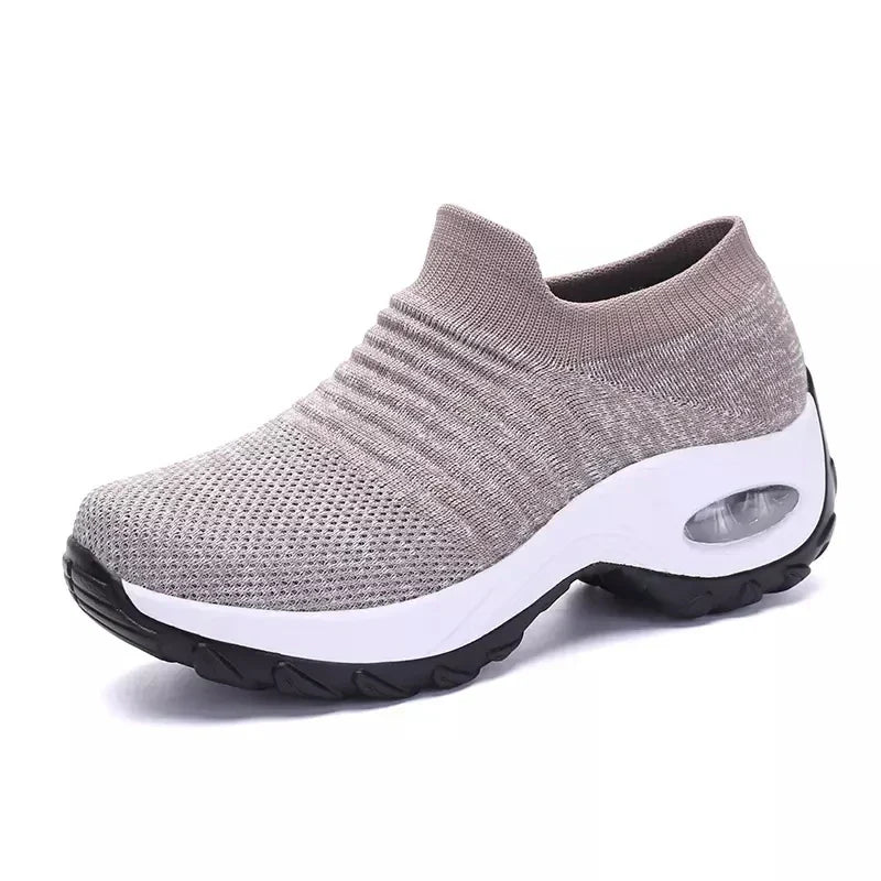 Kvinnors sneakers med tjock sula och luftkudde i flera färger, modern design för stil och komfort.